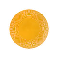 Prato amarelo de cerâmica com textura triangular em relevo na borda