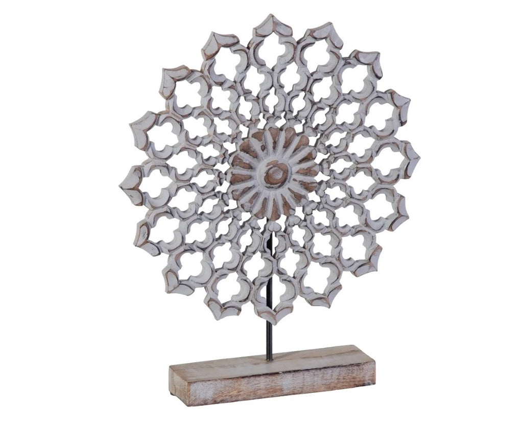 Objeto decorativo circular em metal envelhecido com base de madeira