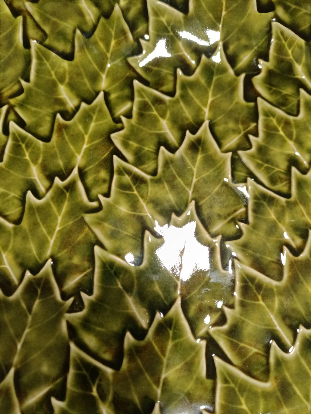 Superfície de cerâmica com padrão de folhas verdes brilhantes