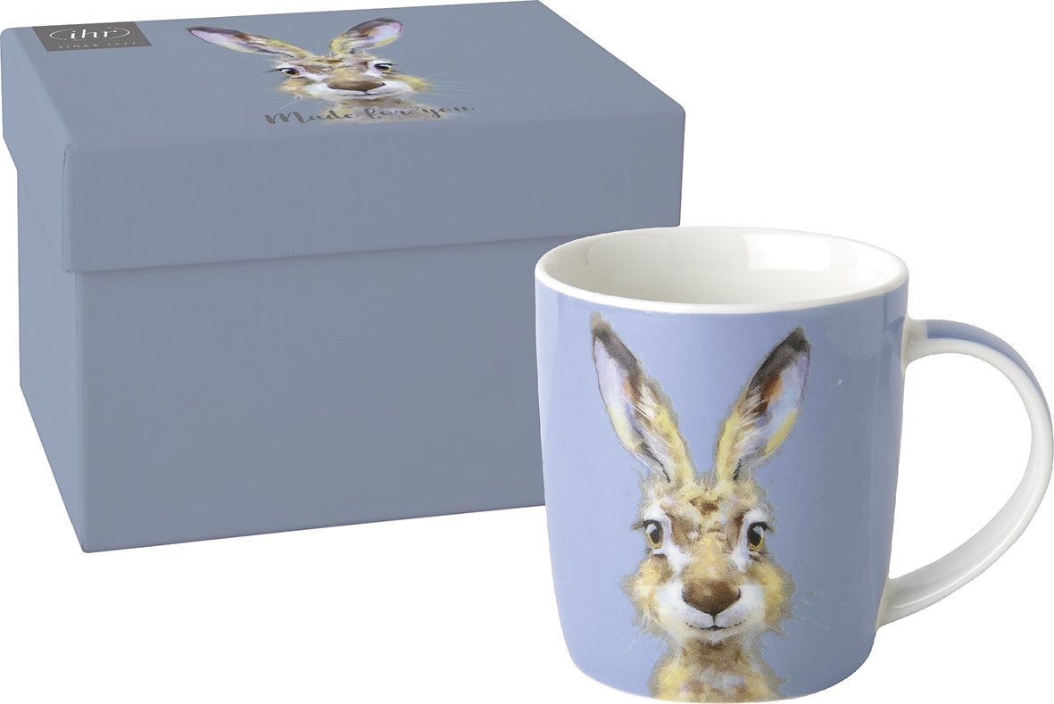 Caneca azul claro com estampa de coelho e caixa azul com mesma ilustração
