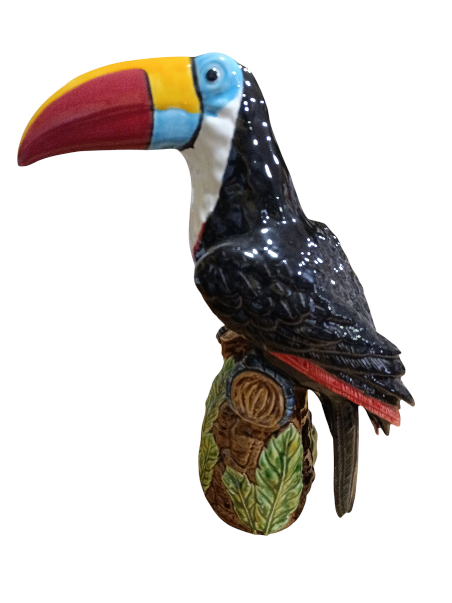 Estátua de tucano colorido em cerâmica com base decorativa de folhas e tronco