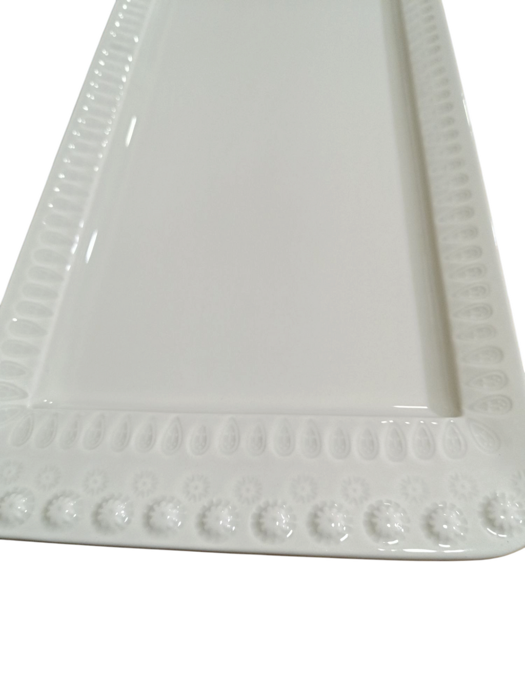 Tabuleiro retangular branco de cerâmica com borda decorativa texturizada
