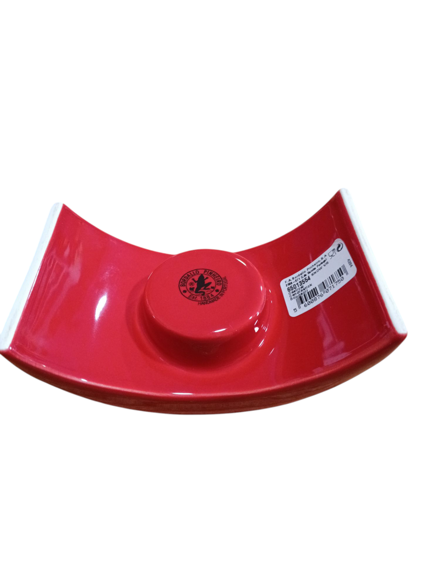 Prato vermelho de cerâmica curvo com etiquetas e logo preto