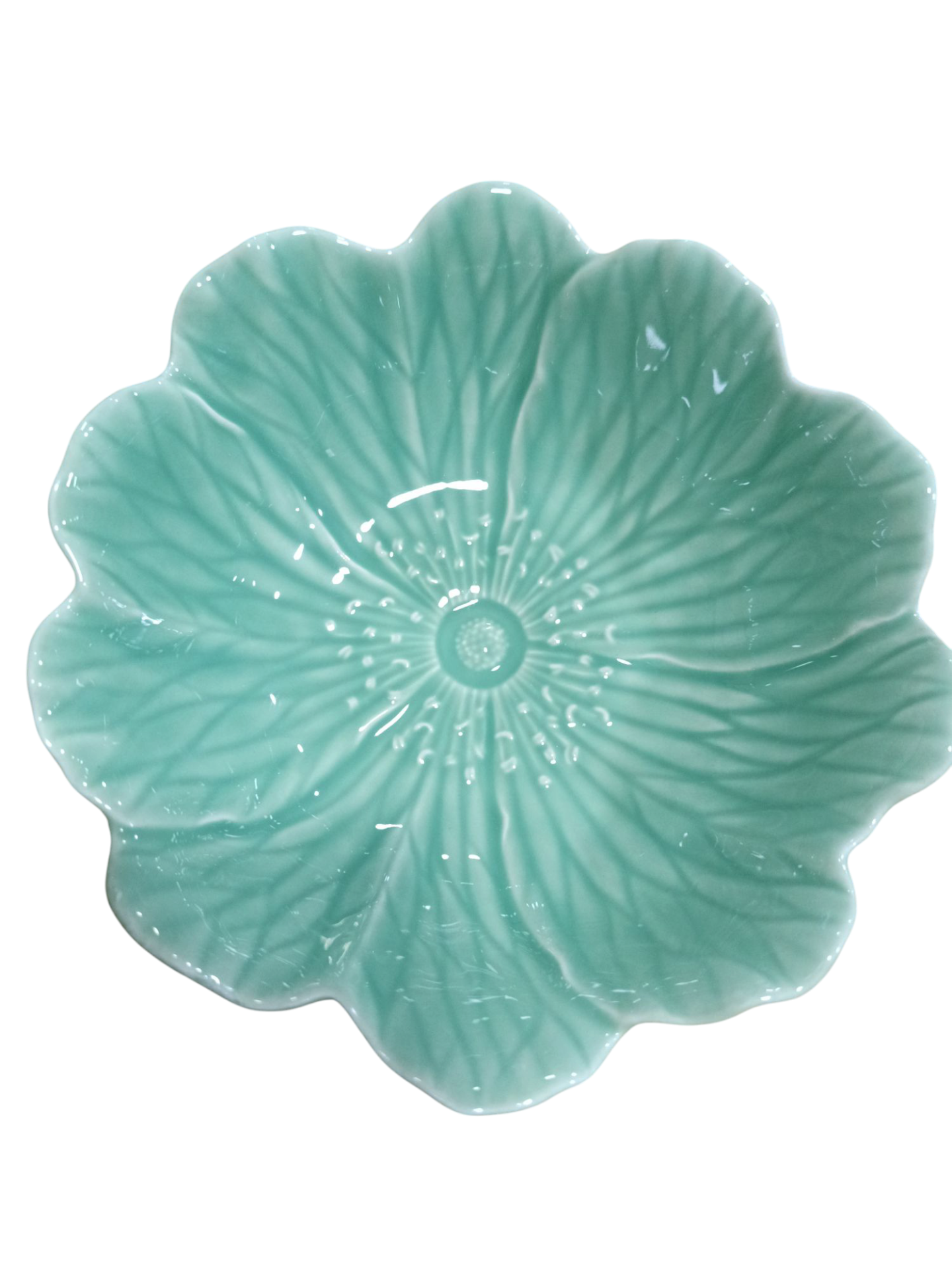 Prato cerâmico verde água em forma de flor com textura de folhas