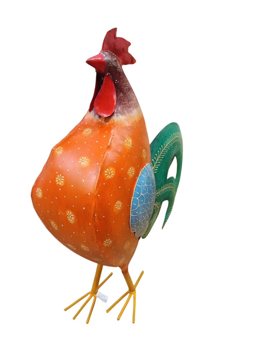 Estátua decorativa de galo de metal com cores laranja, vermelho, azul e verde