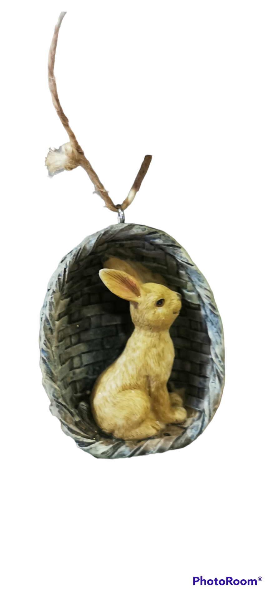 Ornamento coelho amarelo em ninho de vime cinzento pendurado por fio