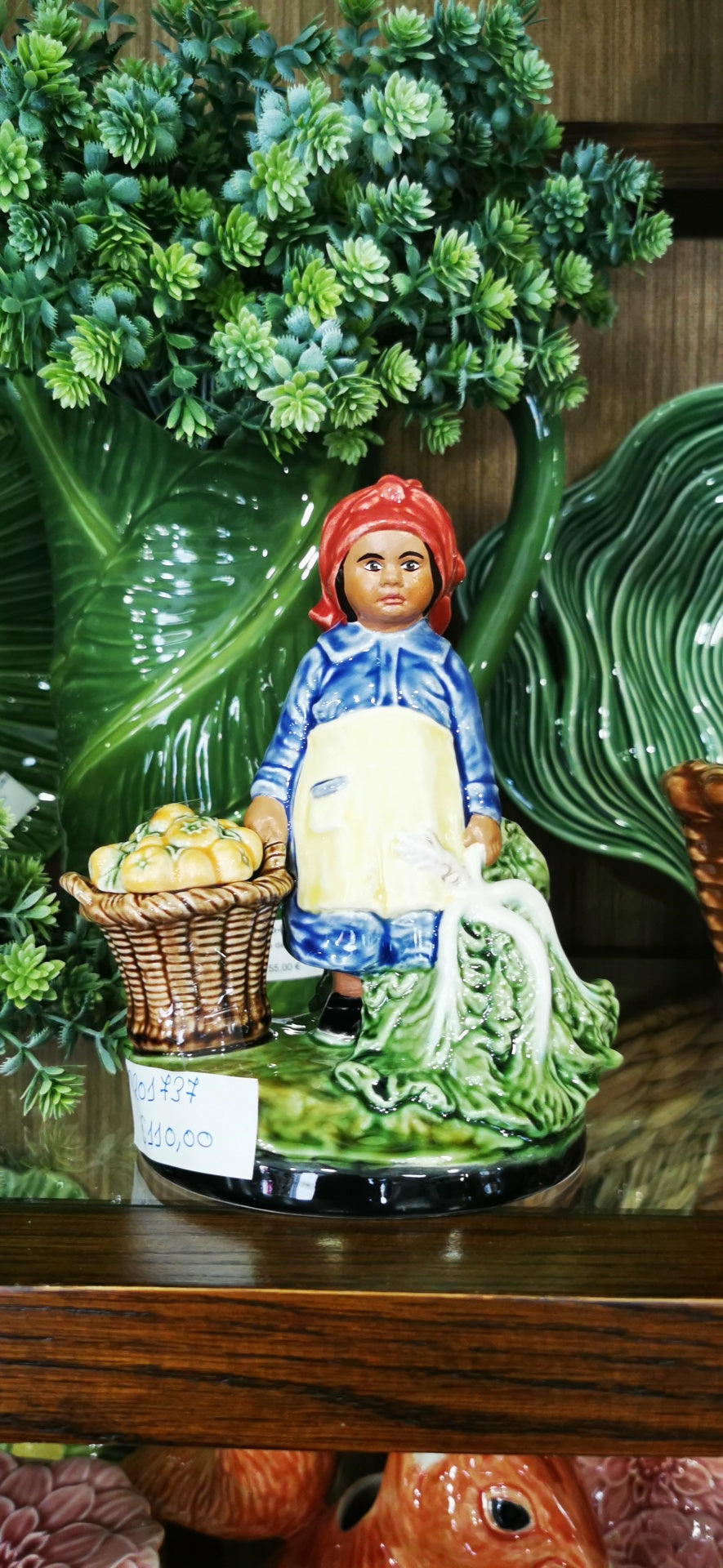 Estatueta cerâmica mulher com cesta e vegetais