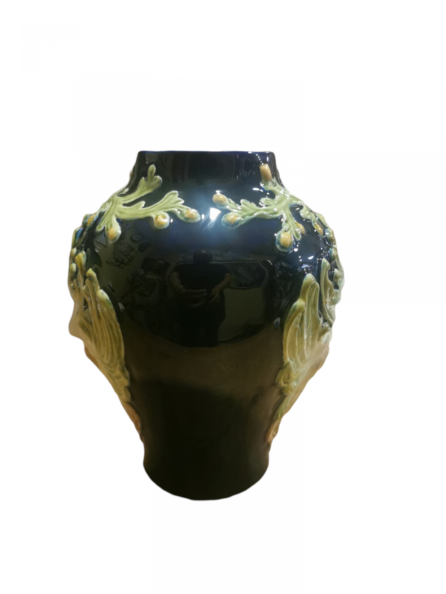 Vaso de cerâmica preto com relevos de folhas claras