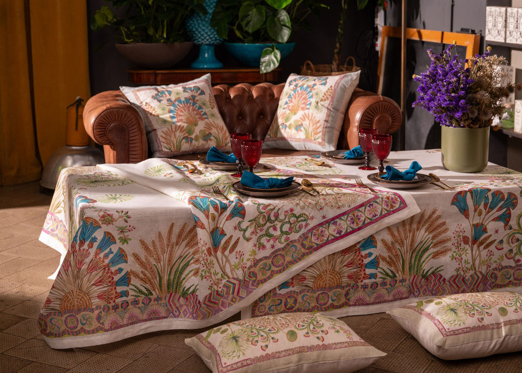 Mesa com toalha e almofadas decorativas florais e acessórios coloridos