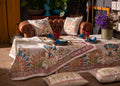 Mesa com toalha e almofadas decorativas florais e acessórios coloridos