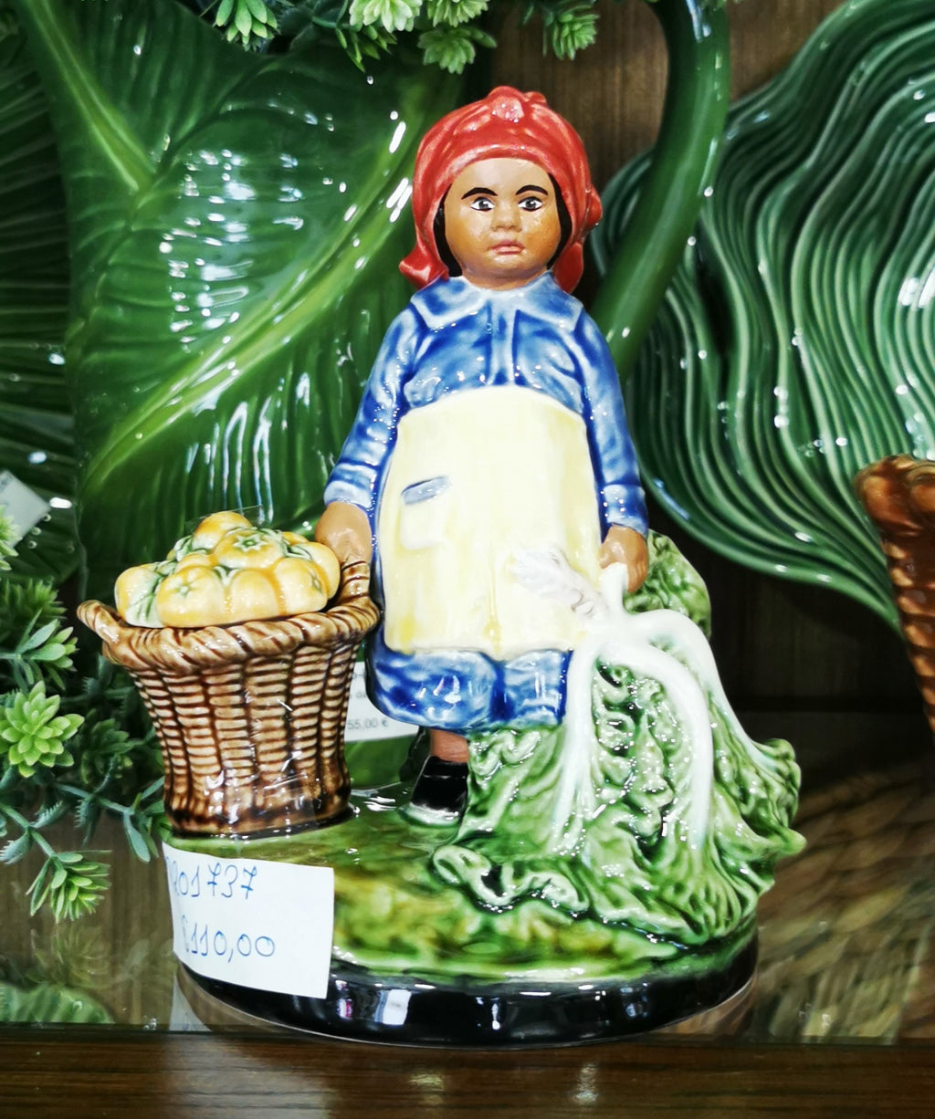 Figura decorativa em cerâmica de mulher com cesto e couve