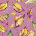 Padrão com folhas aquareladas amarelas, verdes e roxas em fundo rosa