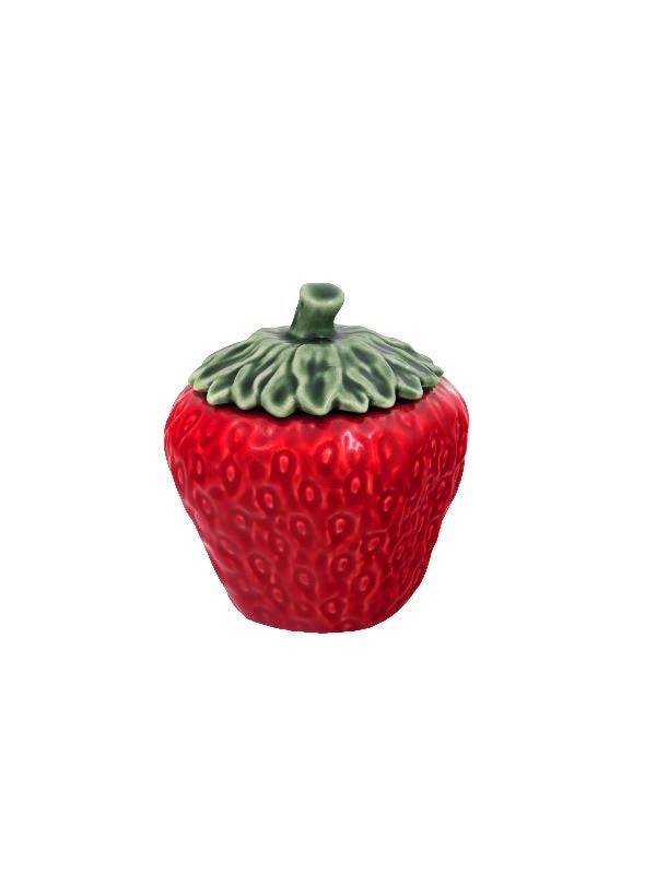Frasco em forma de morango vermelho com tampa verde