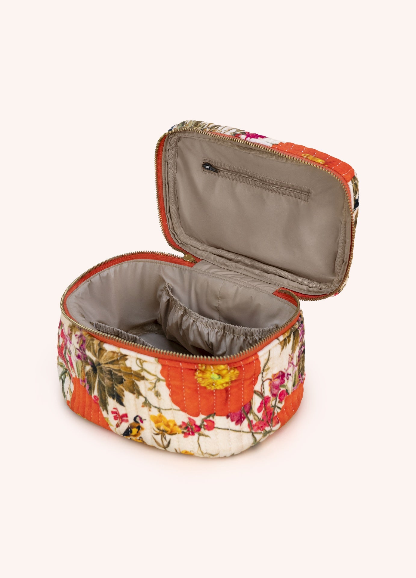 Necessaire floral aberta com interior castanho claro e bolsos internos