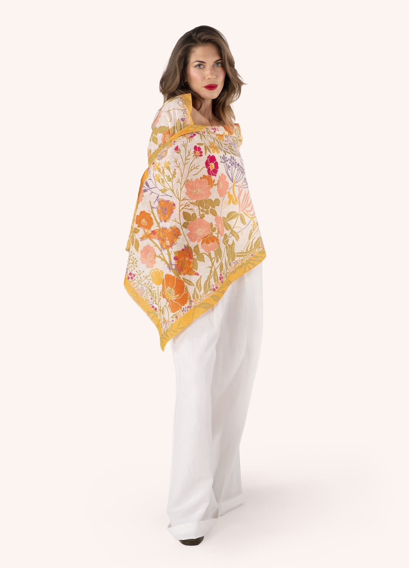 Mulher com echarpe floral colorida e roupa branca