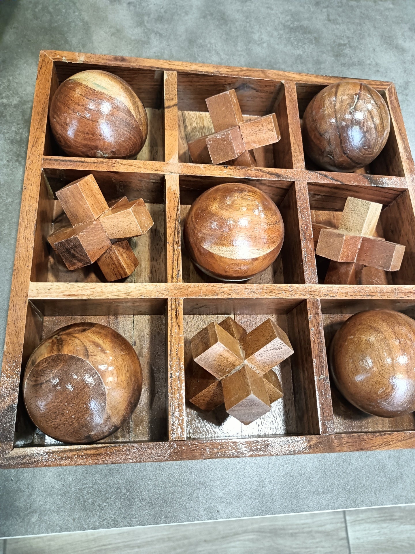 Conjunto de puzzles de madeira em caixa com nove compartimentos