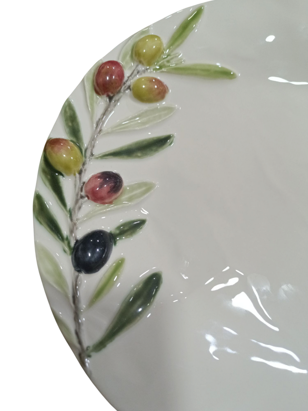 Prato cerâmico branco decorado com ramo de oliveira colorido em relevo