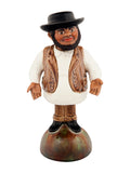 Figura decorativa de homem com chapéu e colete castanho