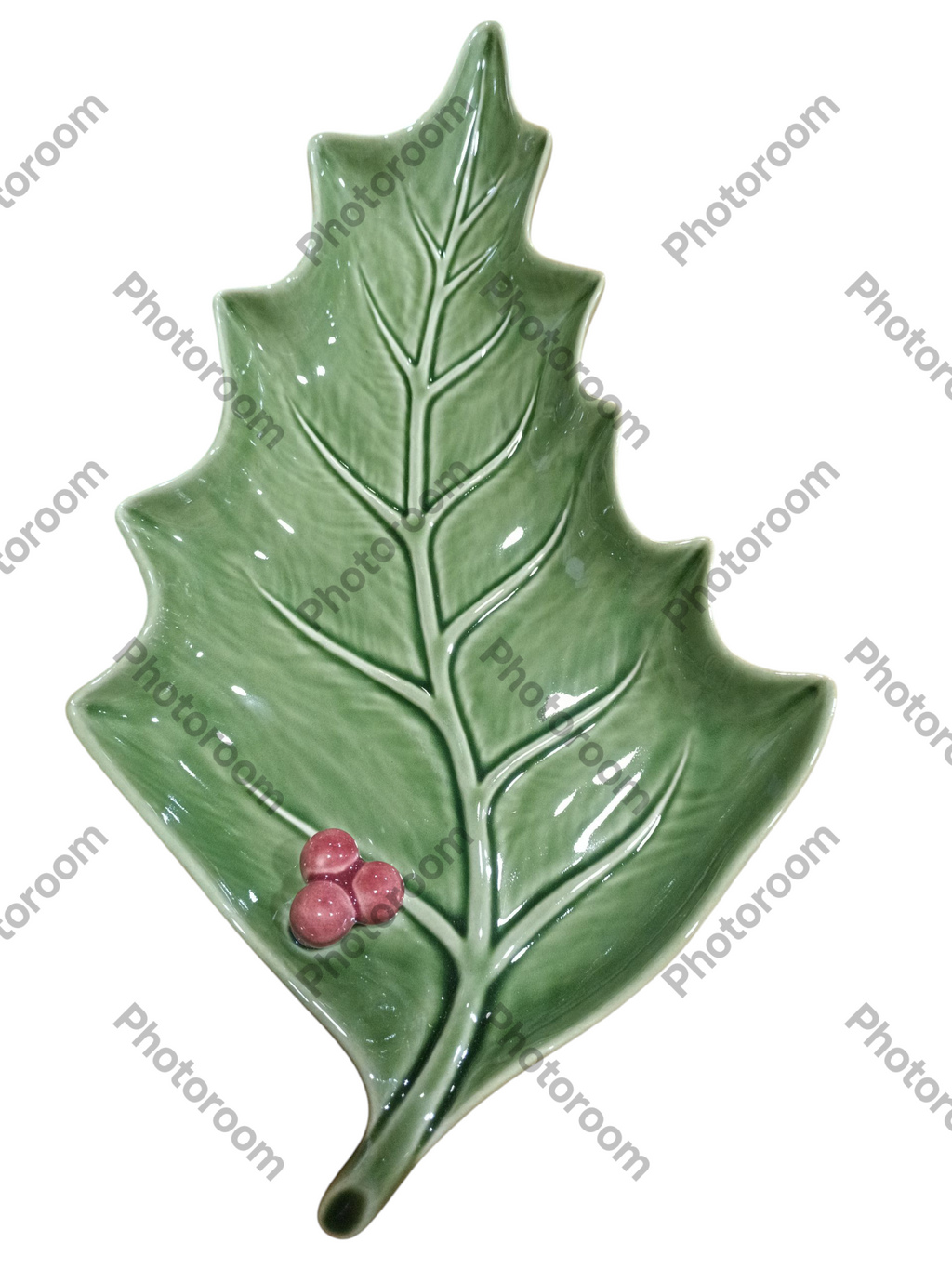 Prato decorativo em cerâmica verde em forma de folha com frutos vermelhos
