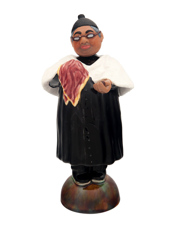 Estatueta religiosa com batina preta e capa branca segurando lenço bordô