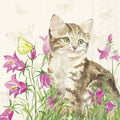 Ilustração aquarela de gato entre flores cor-de-rosa e borboleta amarela